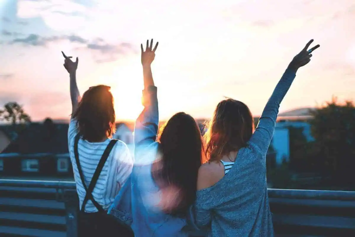 How to Make Friends in a New City - people waving